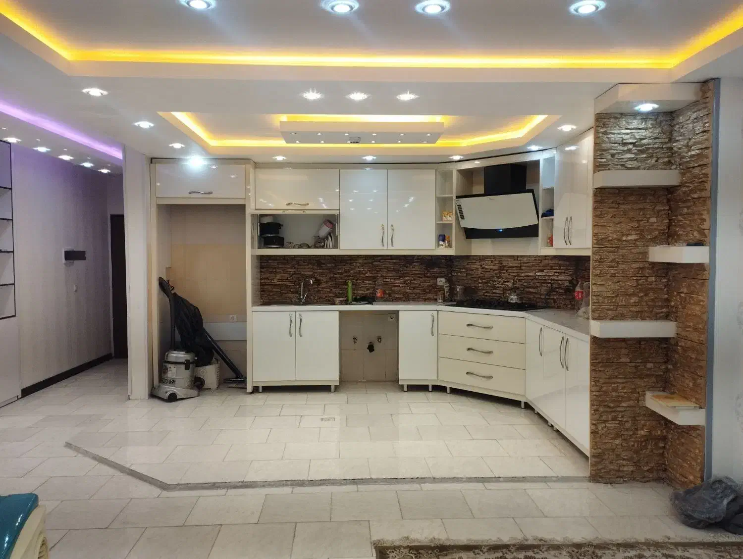 C 8 ساختمان اهورا 100متر|فروش آپارتمان|فولادشهر, C8|دیوار