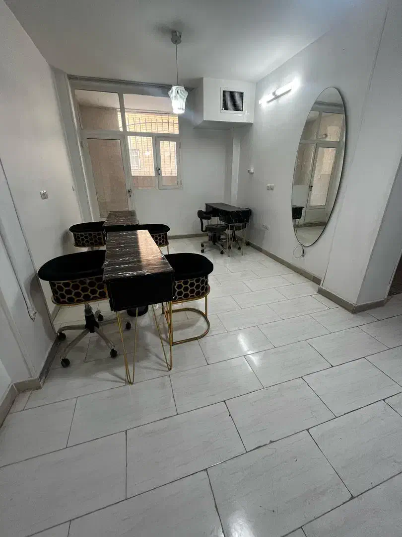 میز ناخن، صندلی، اینه|آرایشگاه و سالن‌های زیبایی|اصفهان, حسین‌آباد|دیوار