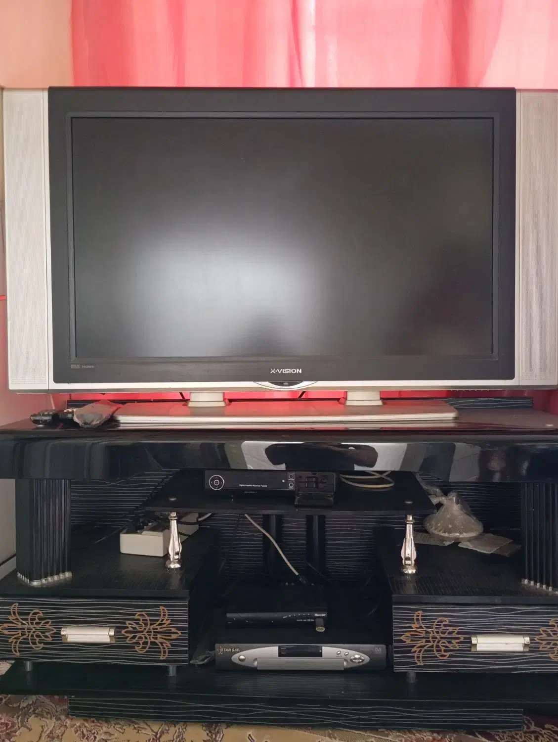 تلویزیون ایکس ویژن با میزش|تلویزیون و پروژکتور|اصفهان, ارداجی|دیوار