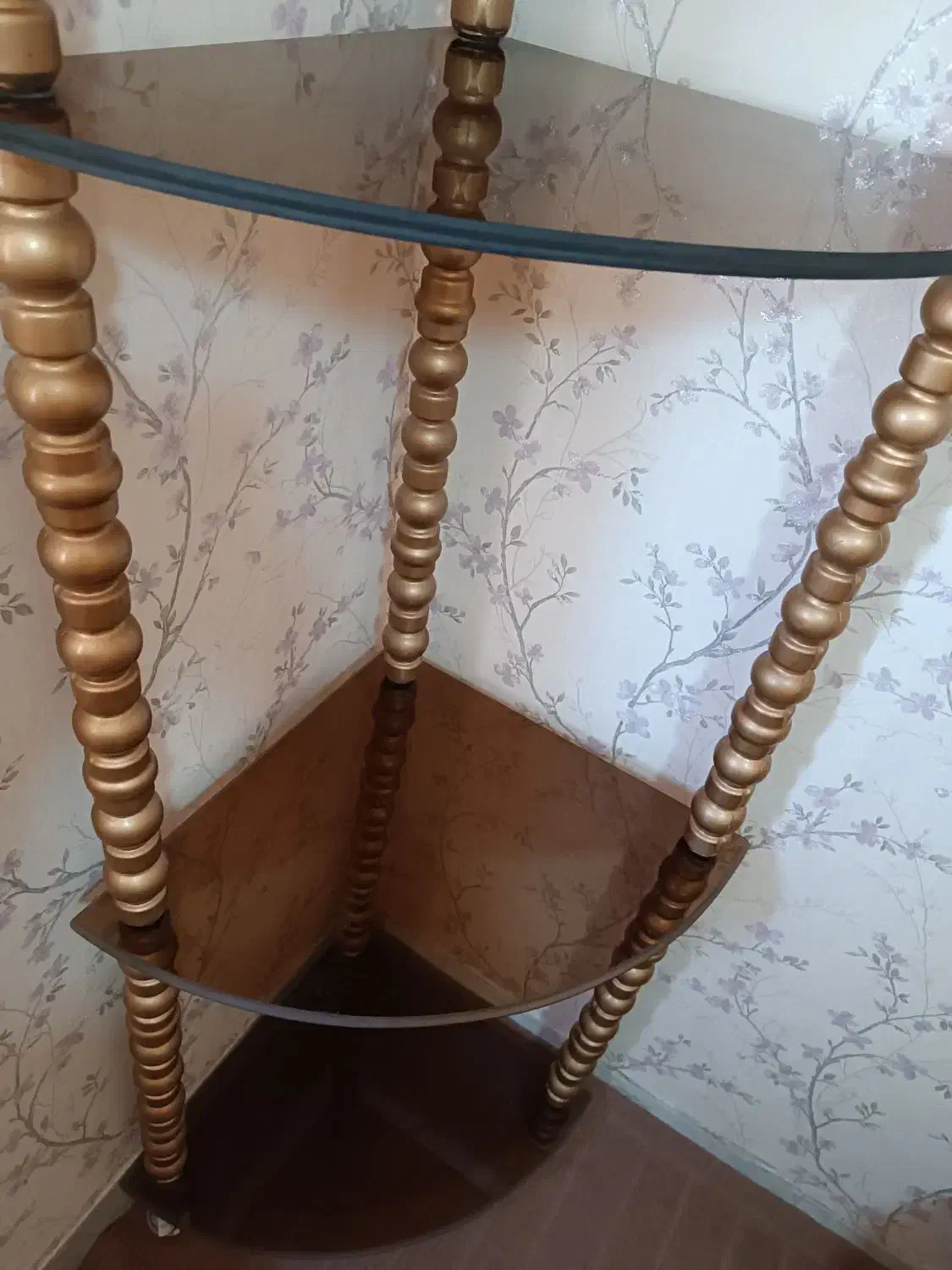 استندگل ۴طبقه فلزی طلایی رنگ|گل و گیاه طبیعی|رباط‌کریم, مسکن مهر آبشناسان|دیوار