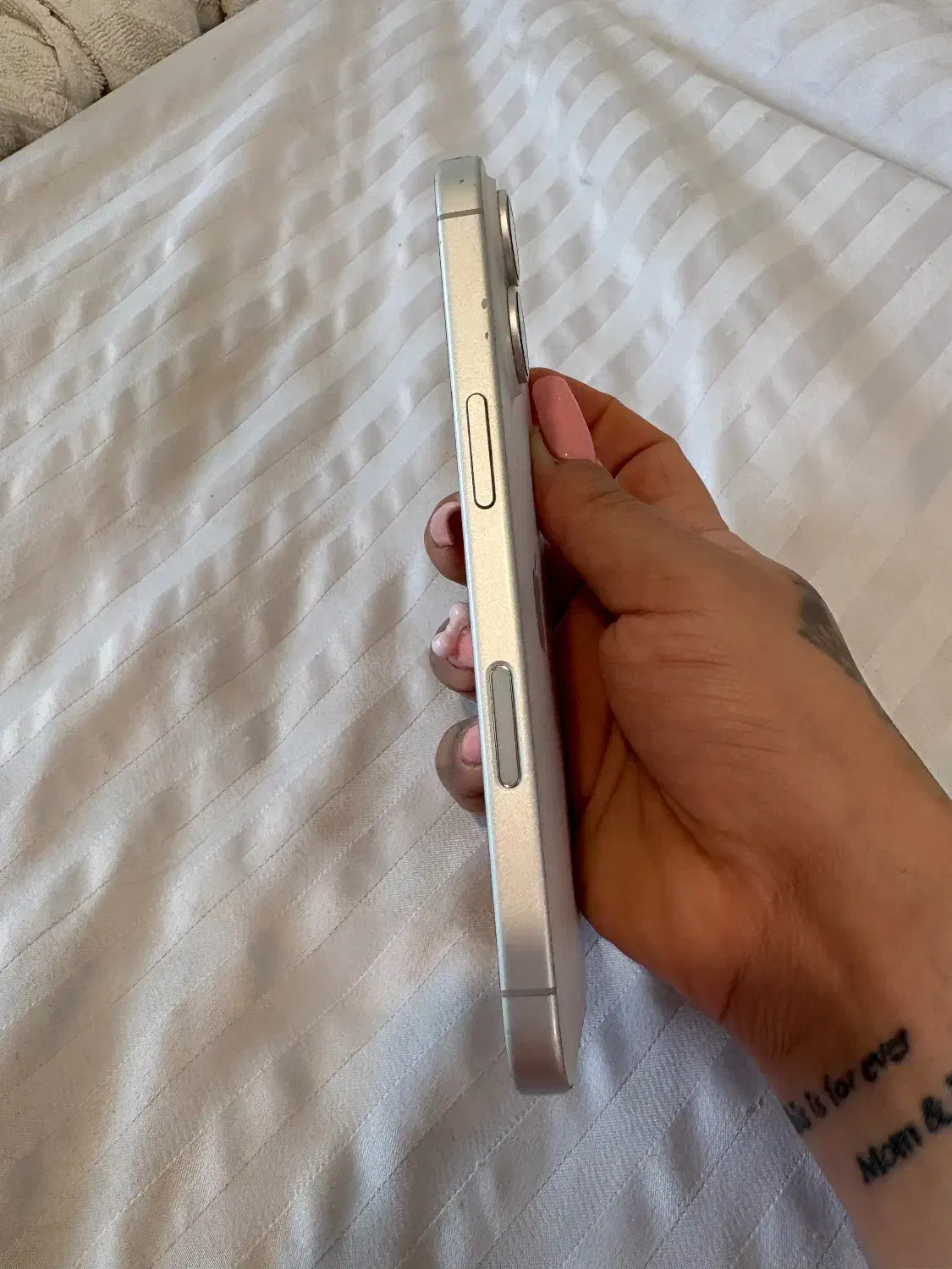 ایفون ۱۶ معمولی ۱۲۸ سفید|موبایل|اصفهان, سعادتآباد|دیوار