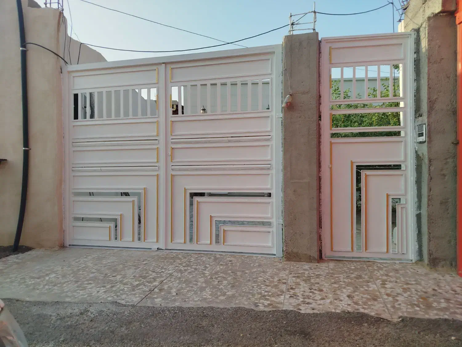 در حیاط نرده و پنچره رنگ کاری با دقت|خدمات پیشه و مهارت|خورموج, |دیوار