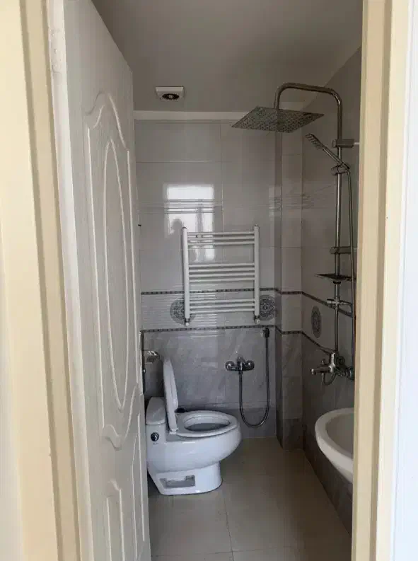 واحد ۱۰۰ متری / دو خواب / سه ساله