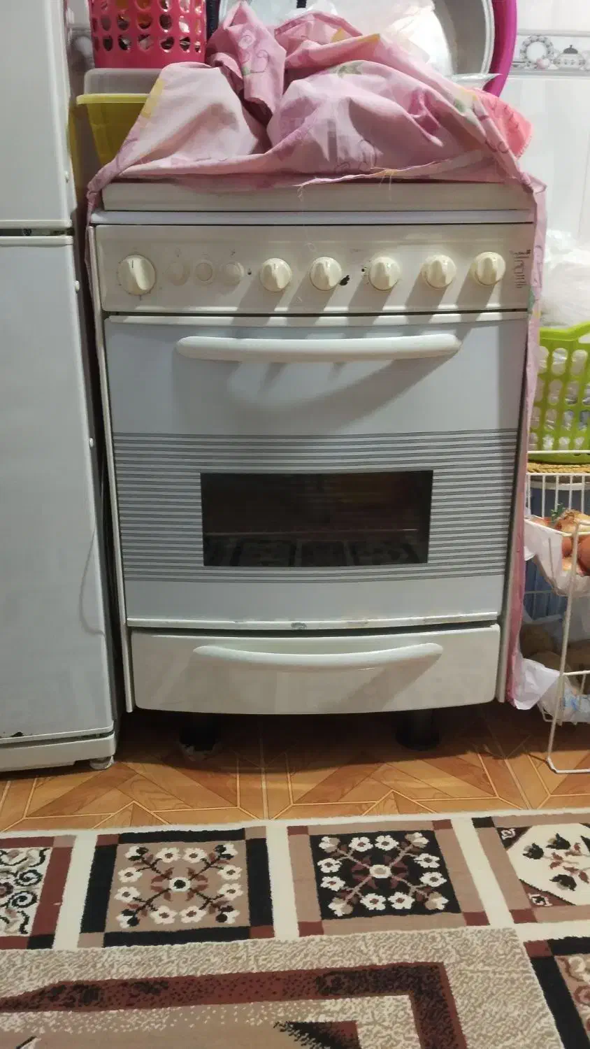 اجاق گاز و میز تلویزیون و ویترین و میز تحریر|اجاق گاز و لوازم برقی پخت‌وپز|گوراب زرمیخ, |دیوار