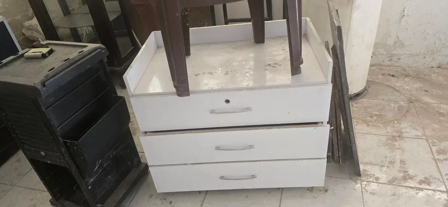 فروش صندلی و تخت آرایشگاه زنانه در حد نو|آرایشگاه و سالنهای زیبایی|مشهد, کوه سنگی|دیوار