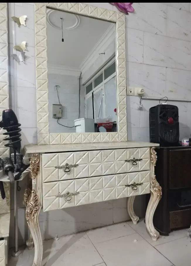 آینه|آرایشگاه و سالن‌های زیبایی|مشکین‌دشت, |دیوار