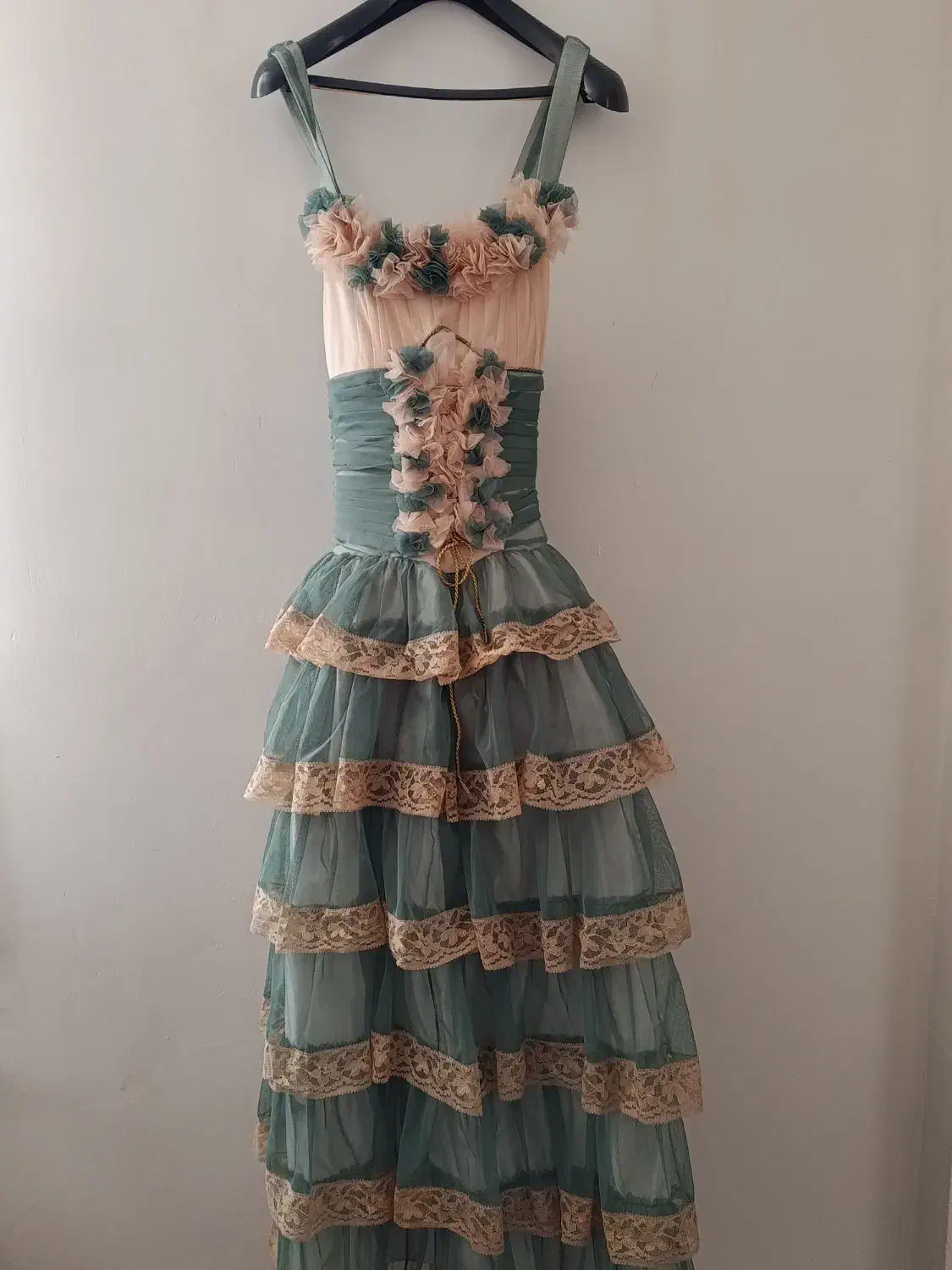 لباس مجلسی|لباس|بومهن, |دیوار