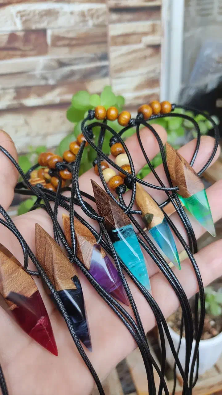 دستبند و‌گردنبند رزینی|بدلیجات|شیراز, پانصد دستگاه ارتش|دیوار