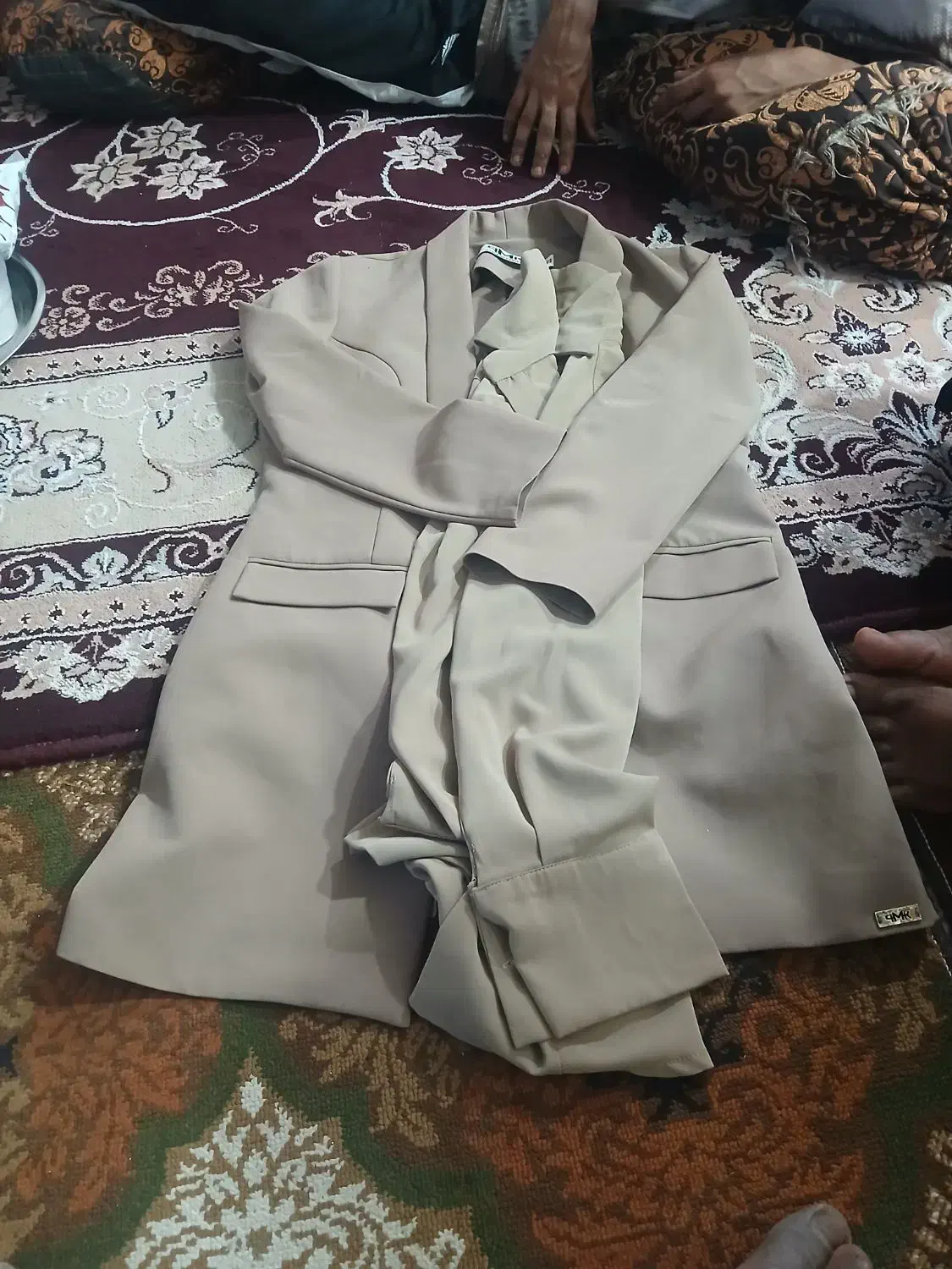 طبق این قانون را اجرا کند|لباس|تسوج, |دیوار