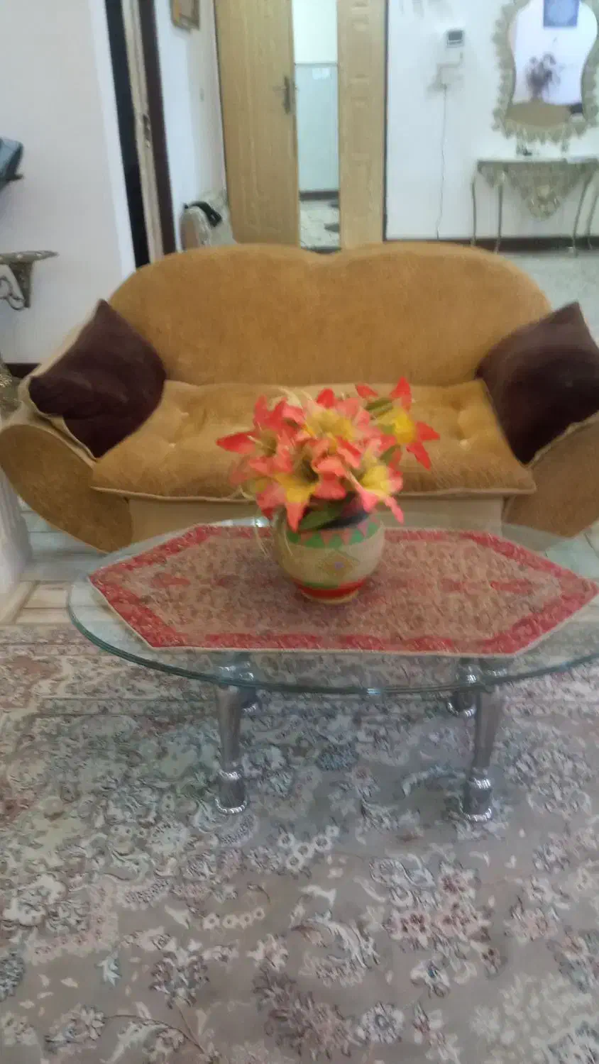 فروش فوری مبل 7نفره با سه عسلی و میز جلو سالم سالم|مبلمان خانگی و میز عسلی|الیگودرز, |دیوار