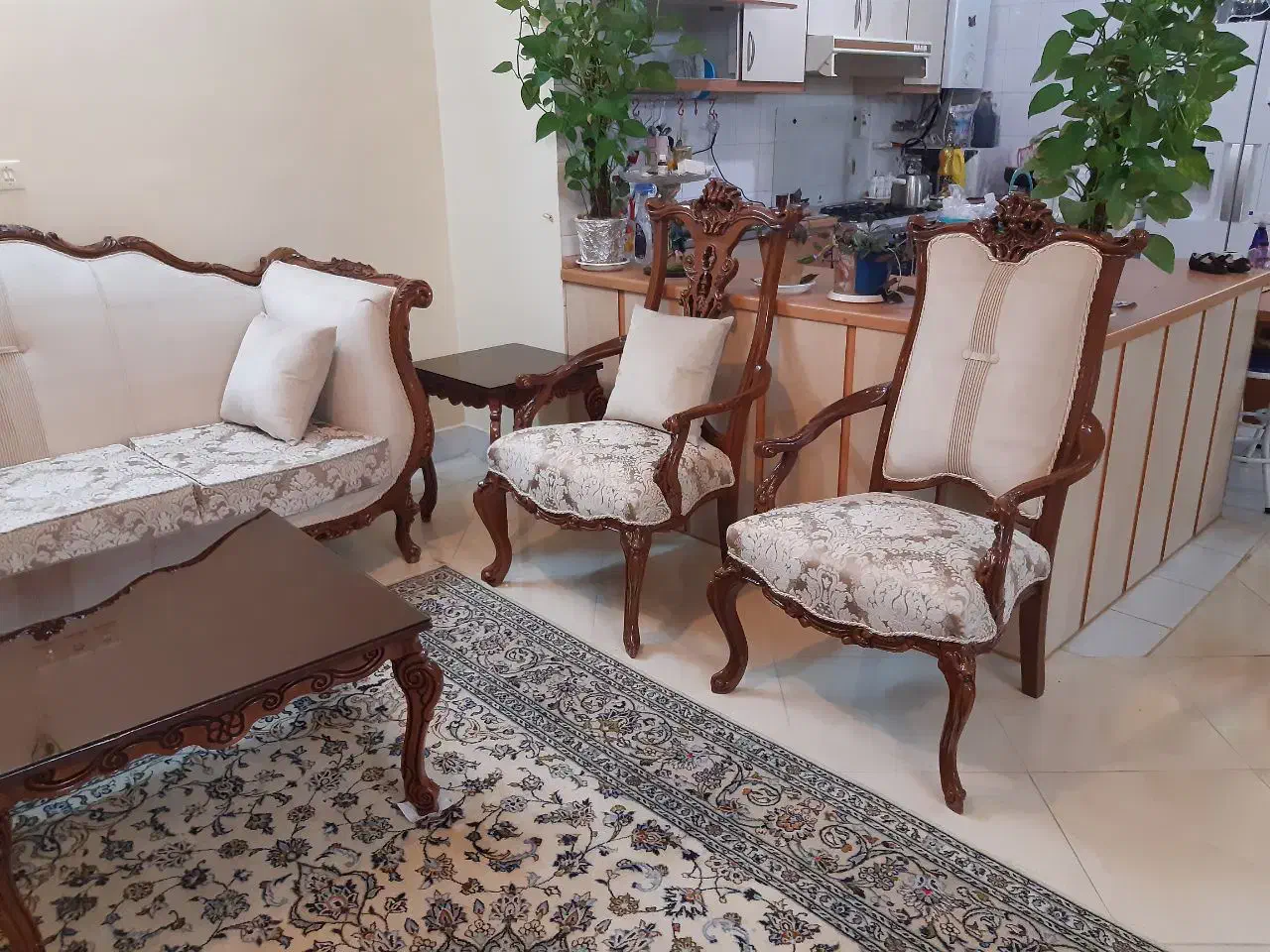 مبل اتریشی در حد نو|مبلمان خانگی و میز عسلی|اصفهان, باغ دریاچه|دیوار