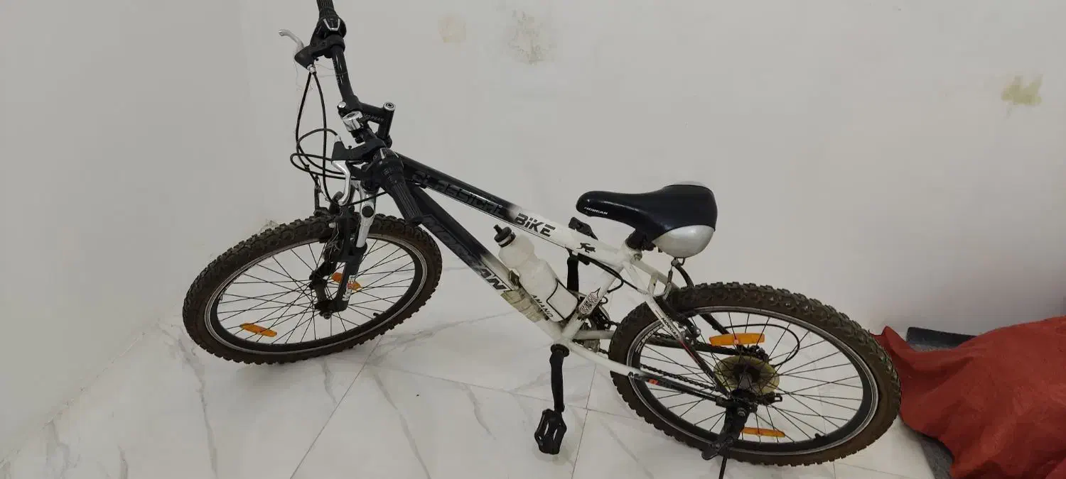 دوچرخه|دوچرخه، اسکیت، اسکوتر|شیراز, کوشک میدان|دیوار