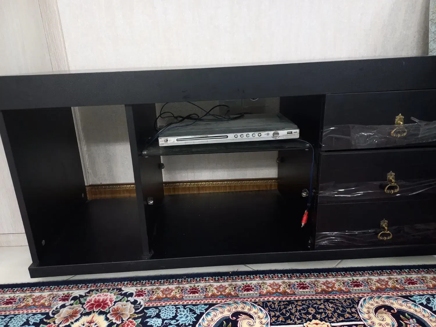 میزتلویزون|میز تلویزیون|ری, جوانمرد قصاب|دیوار