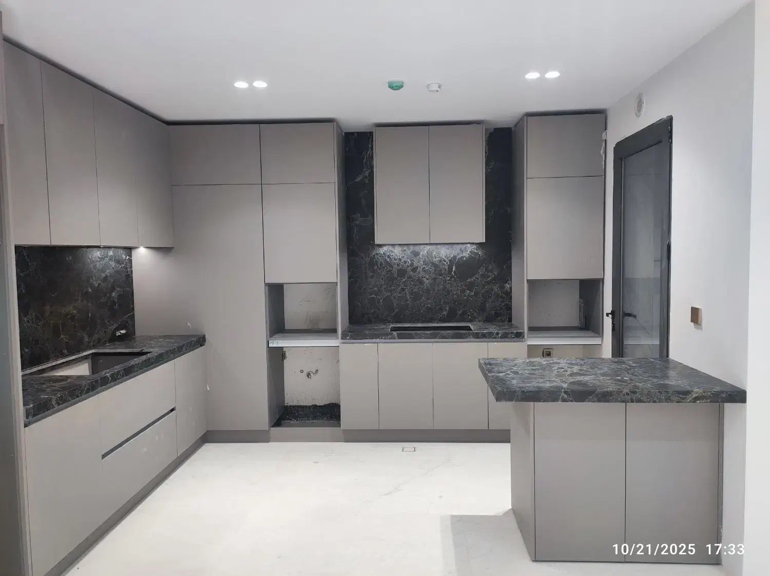 باغ فردوس  ۱۰۰متر   نوساز   ۳۶۰درجه نور و ویو