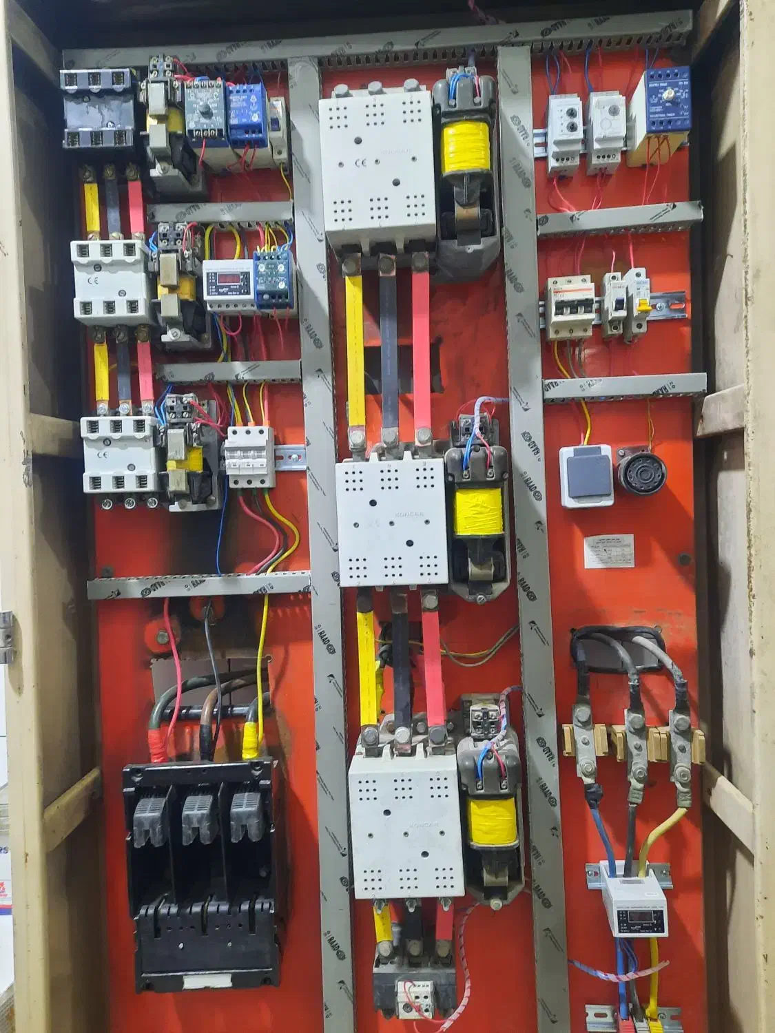 مونتاژ و عیب یابی تخصصی تابلو برق تک فاز و سه فاز|خدمات پیشه و مهارت|اراک, |دیوار