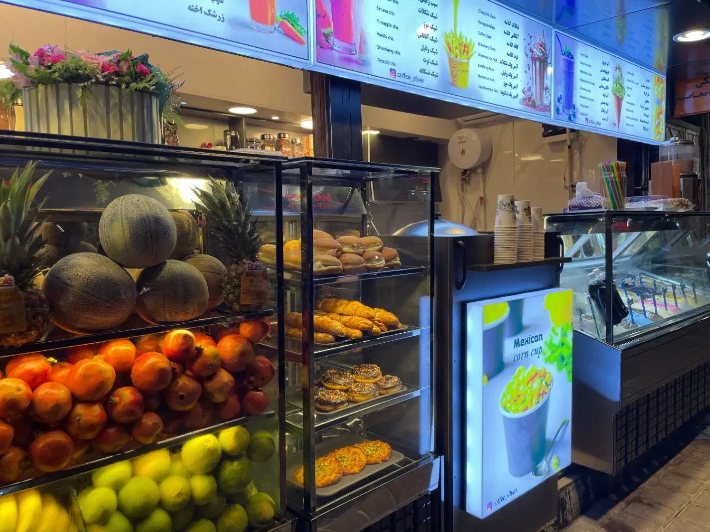 ابمیوه ، بستنی شیفت صبح و عصر|استخدام خدمات فروشگاه و رستوران|رشت, بازار|دیوار