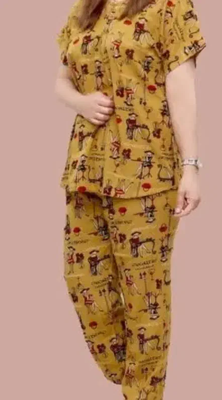 لباس|لباس|تربتحیدریه, بوستان باغ ملی|دیوار