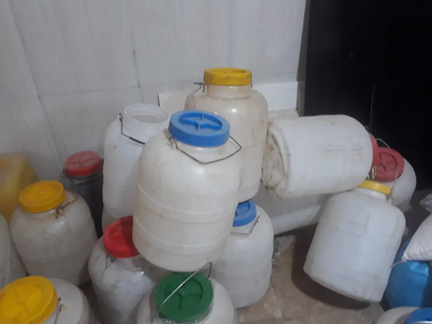 تعدادی دبه بیست لیتری کارکرده|ظروف نگهدارنده، پلاستیکی، یکبارمصرف|شهرکرد, |دیوار