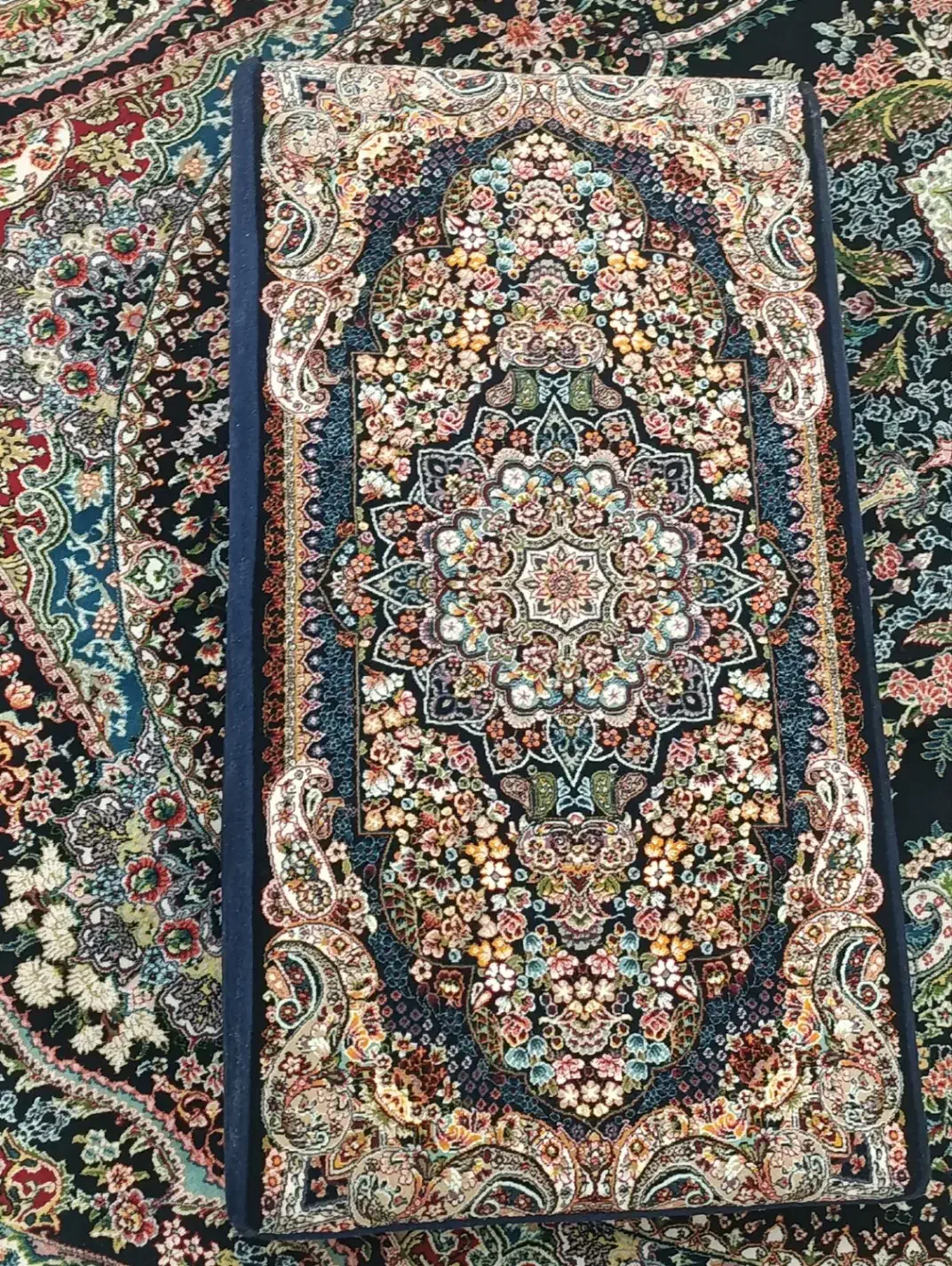 ۲تا فرش۶ متری ویه دونه ۹ متری با ۴ تا پشتی|فرش|مشکین‌دشت, |دیوار