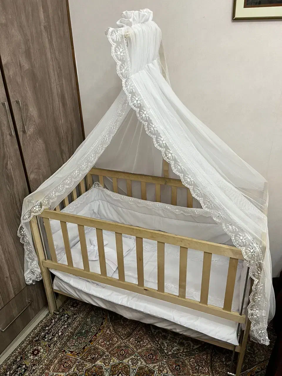 تخت کودک (چوبی)|تخت و صندلی بچه|رشت, لاکانی|دیوار