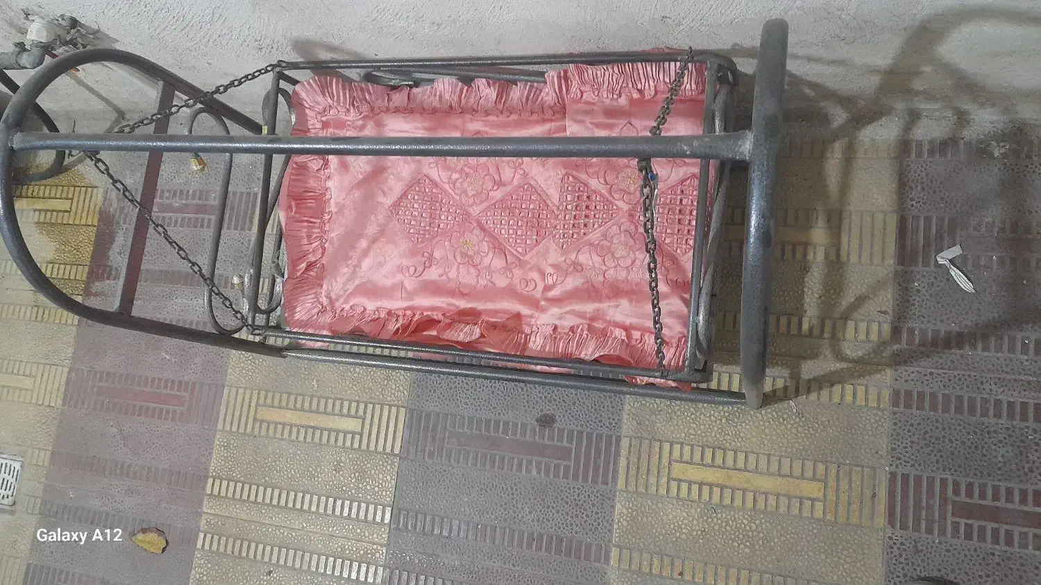 گهواره یا لندو|تخت و صندلی بچه|همدان, |دیوار