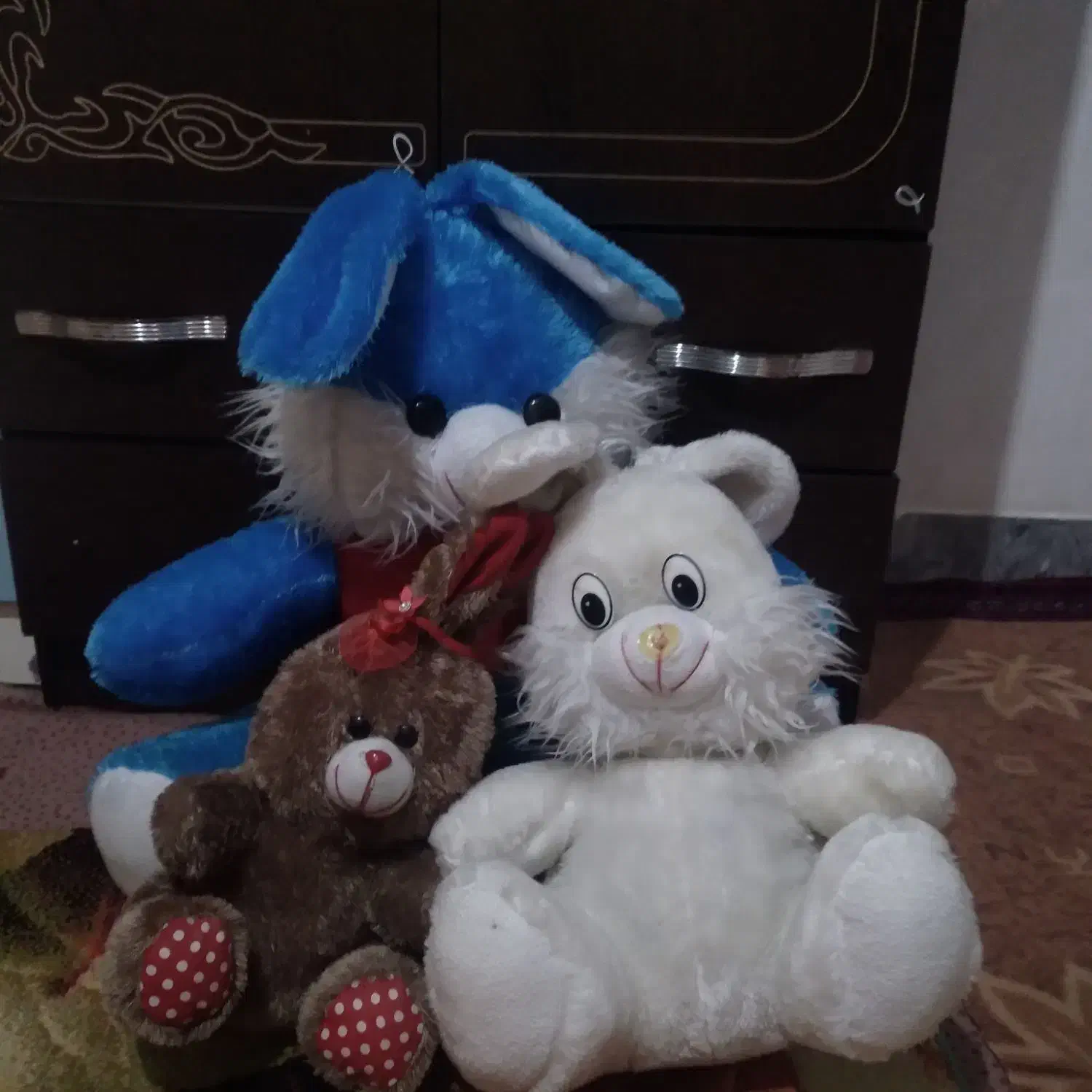 عروسک|اسباب‌بازی بچه|قم, چهل درخت‎|دیوار