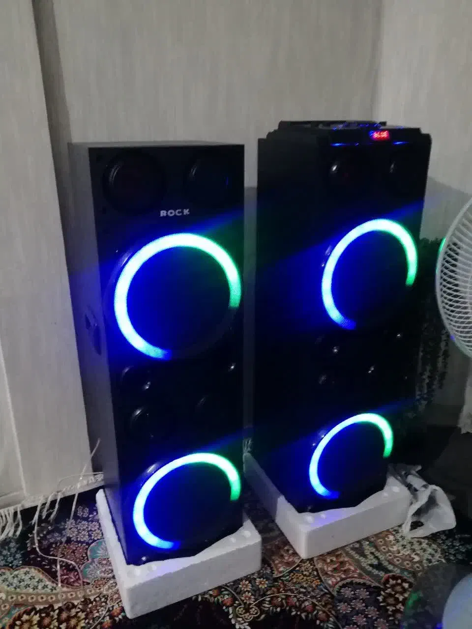 یک جفت اسپیکر نو|سیستم صوتی خانگی|ری, جوانمرد قصاب|دیوار