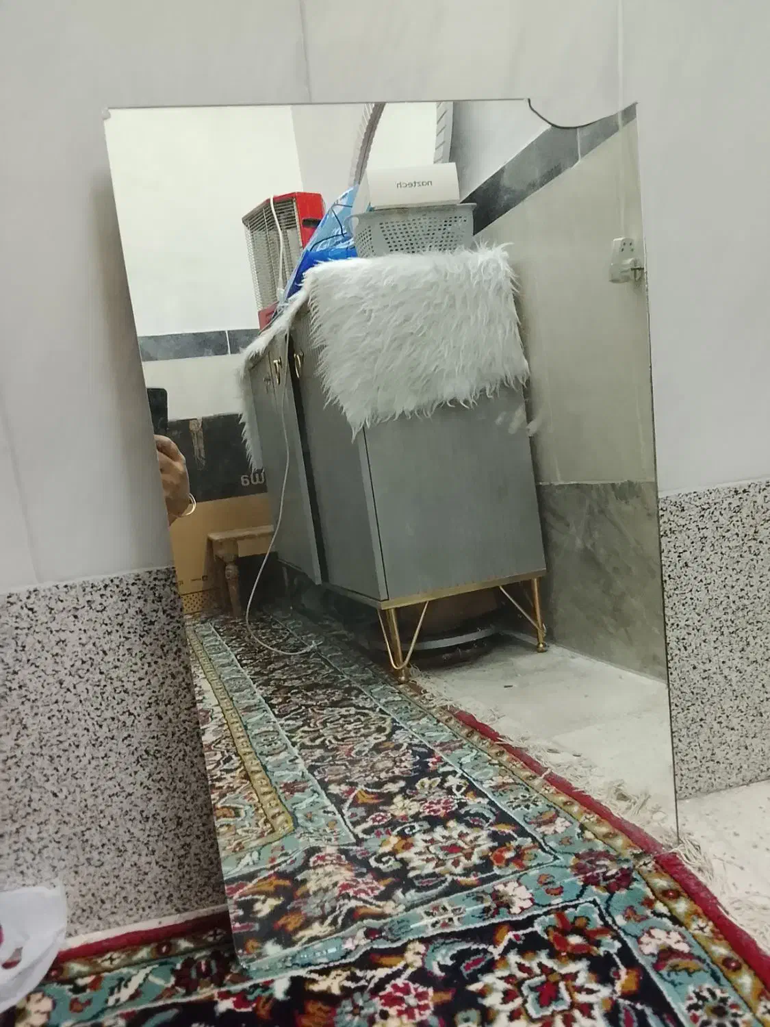 آینه|آینه|قم, سراجه (۱۵ خرداد)|دیوار