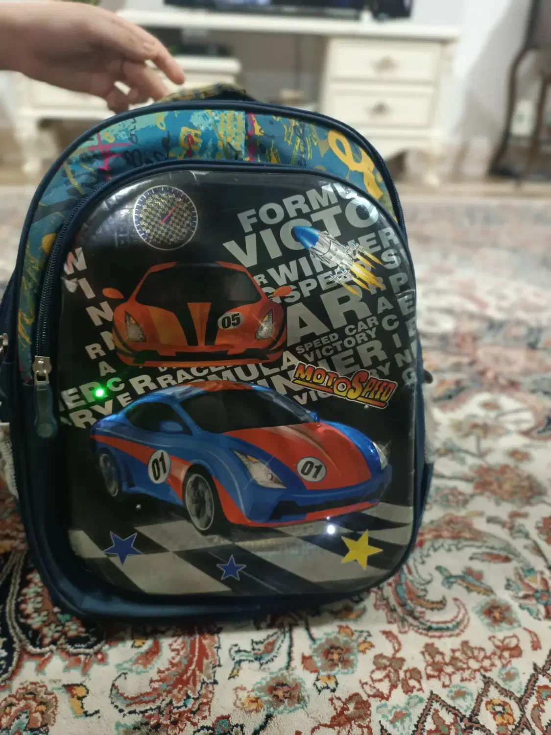 کوله پشتی چراغ دار مدرسه|کیف، کفش، کمربند|رشت, کوی قدس|دیوار