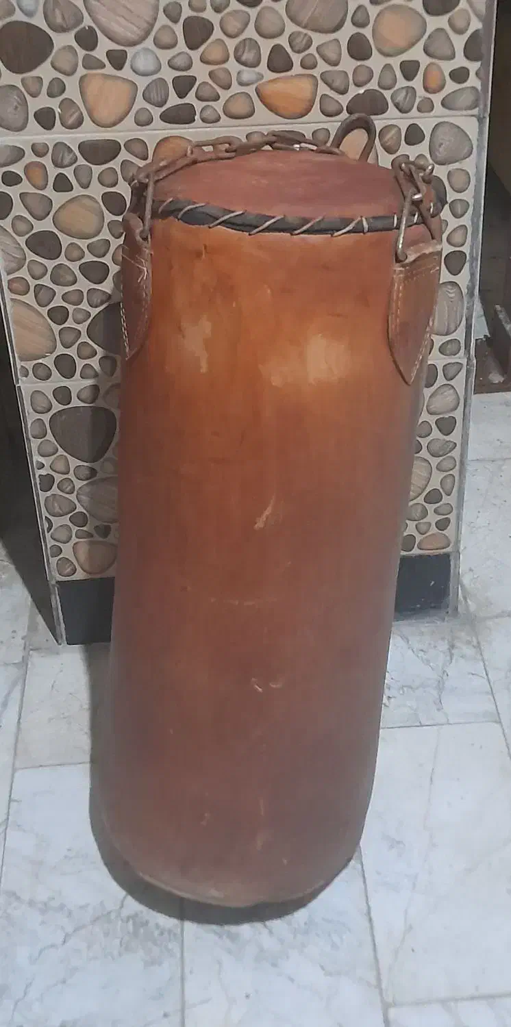 کیسه بوکس چرم اصل  ۱۴ کیلوگرمی بسیار سالم|تجهیزات ورزشی|نکا, |دیوار