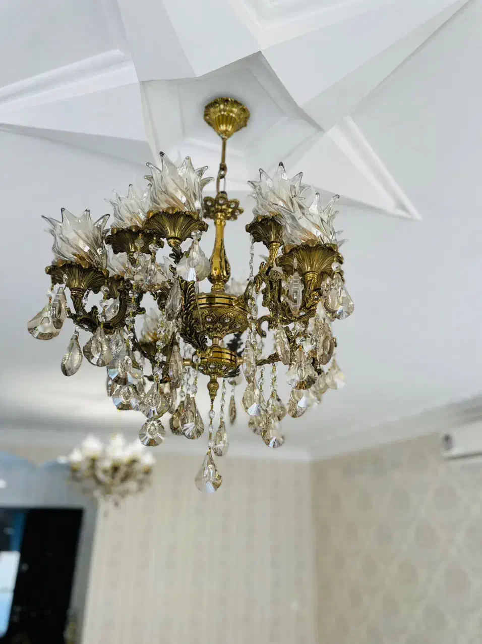کنار سالنی برنز، لوستر ۶ شاخه ۲ عدد،ایینه شمعدان|لوستر و چراغ آویز|همدان, |دیوار