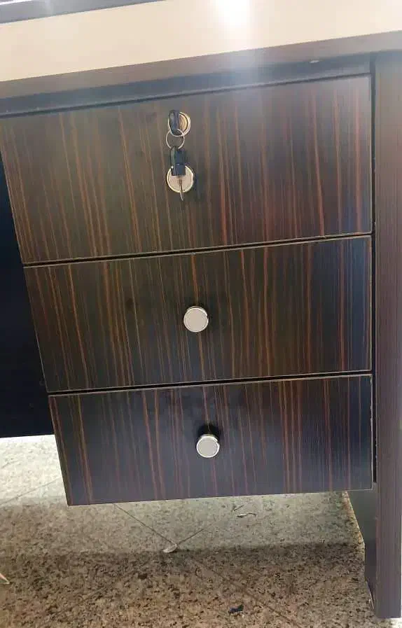 میز کار|مبلمان اداری|شیراز, ملاصدرا|دیوار