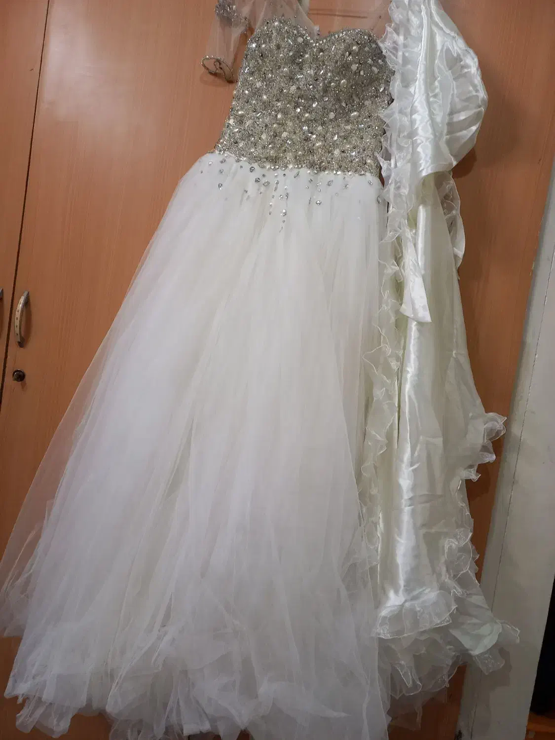 لباس عروس همراه تور فنری زیر لباس وشنل|لباس|چهاردانگه (تهران), |دیوار