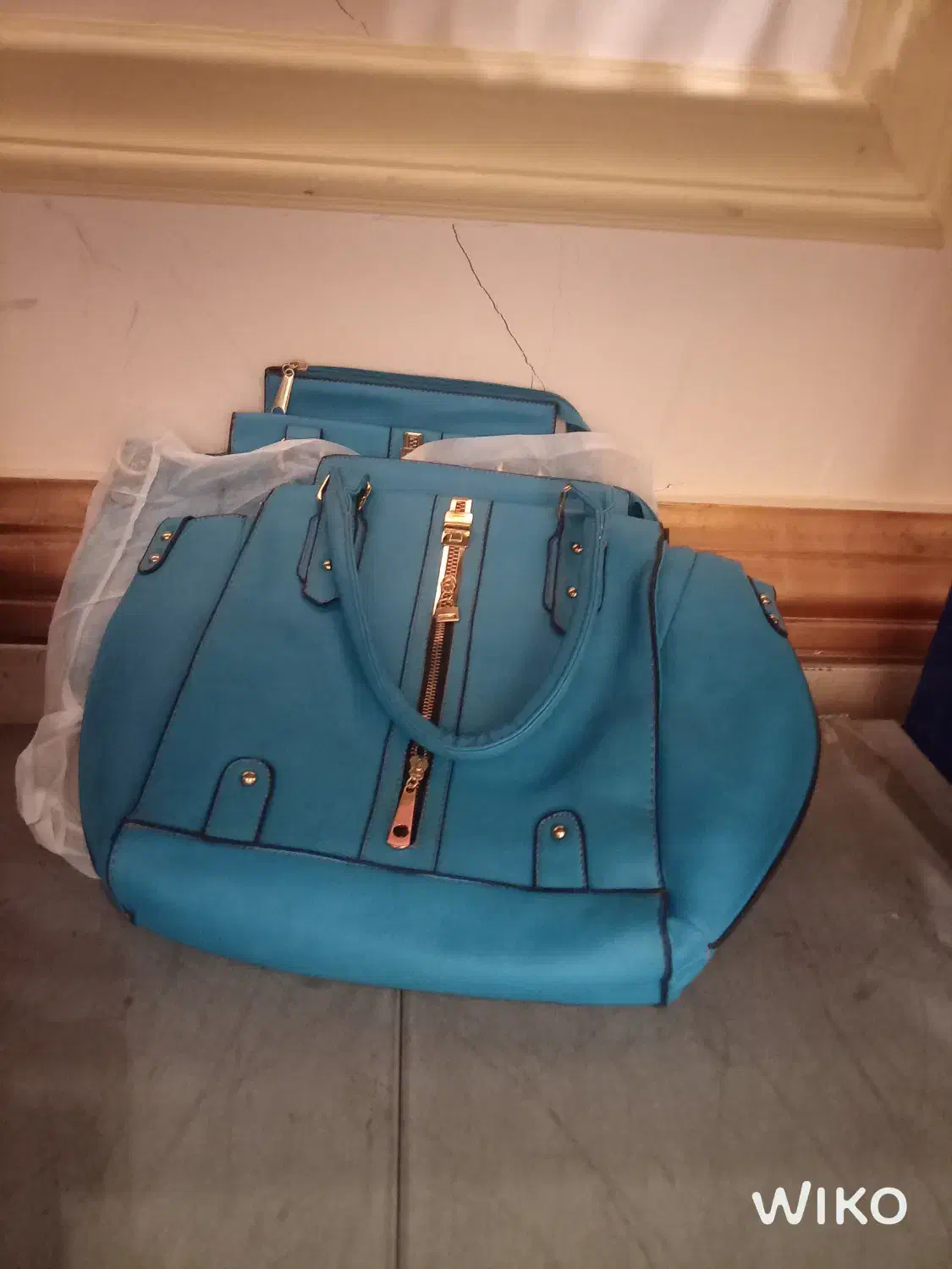 کیف چرمی|کیف، کفش، کمربند|کیش, |دیوار