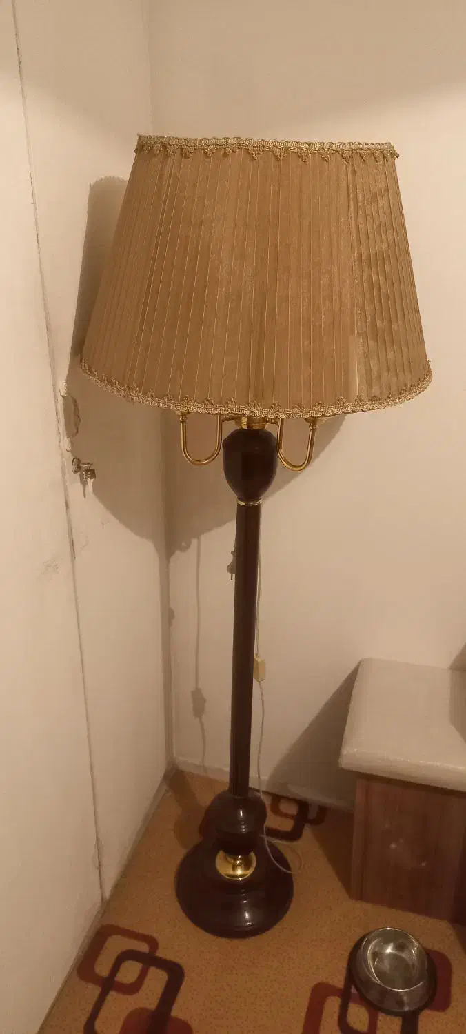 اباژور سه شاخه ایستاده|چراغ خواب و آباژور|قدس, شهر‌قدس|دیوار