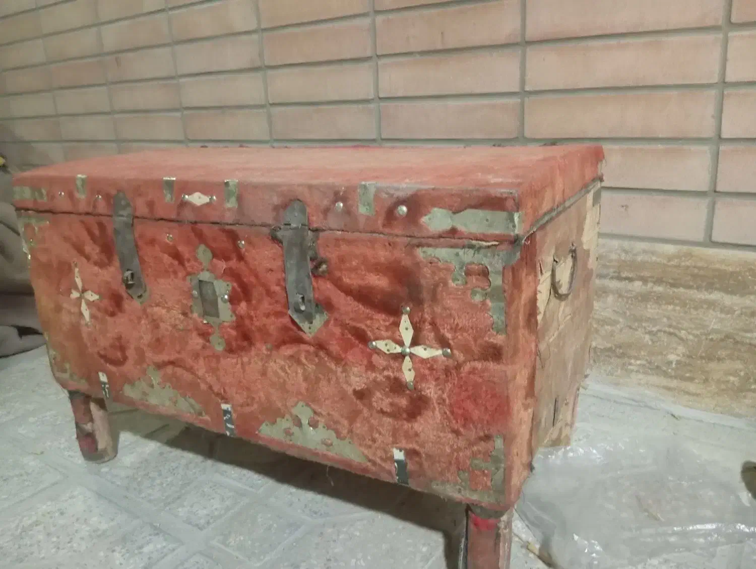 صندوقچه قدیمی|کلکسیون اشیاء عتیقه|لنجان, |دیوار