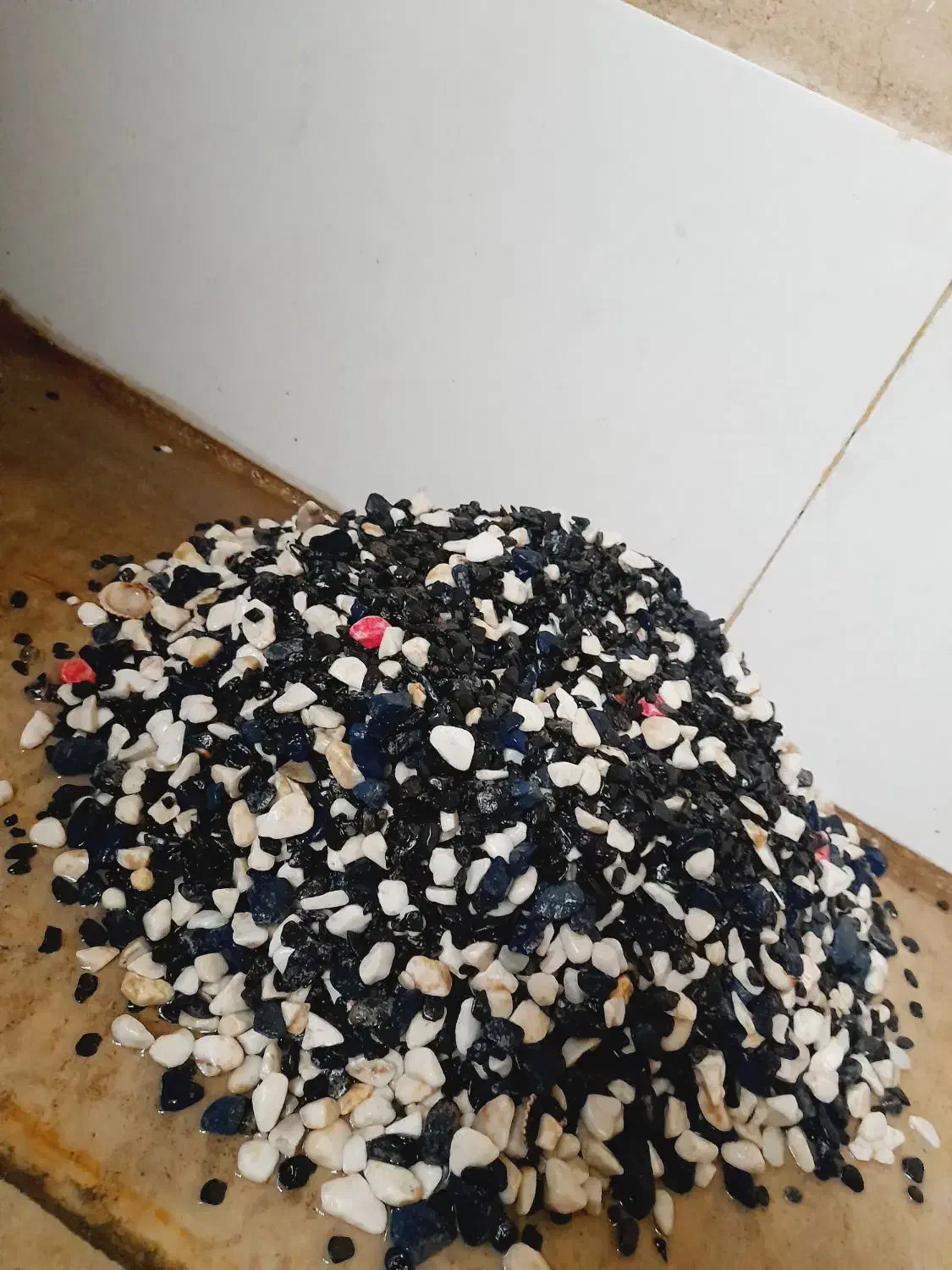 اکواریوم  در ابعاد  ۹۰ *  ۵۰. *  ۲۳. با وسایل|ماهی|دورود, |دیوار