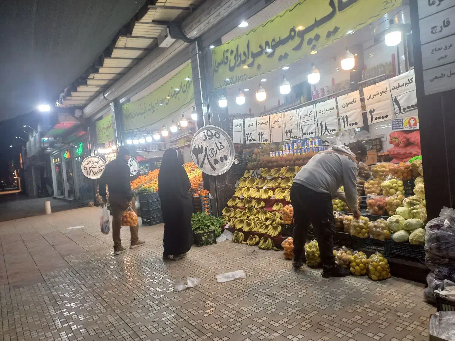 چهار دهنه مغازه به رهن و اجاره داده میشود|اجارهٔ مغازه و غرفه|مشهد, فدک|دیوار