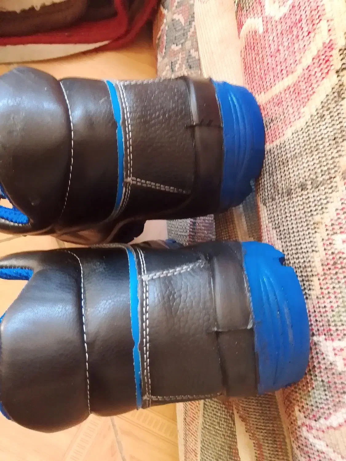 یک جفت کفش  ایمنی|کیف، کفش، کمربند|مسجد سلیمان, |دیوار