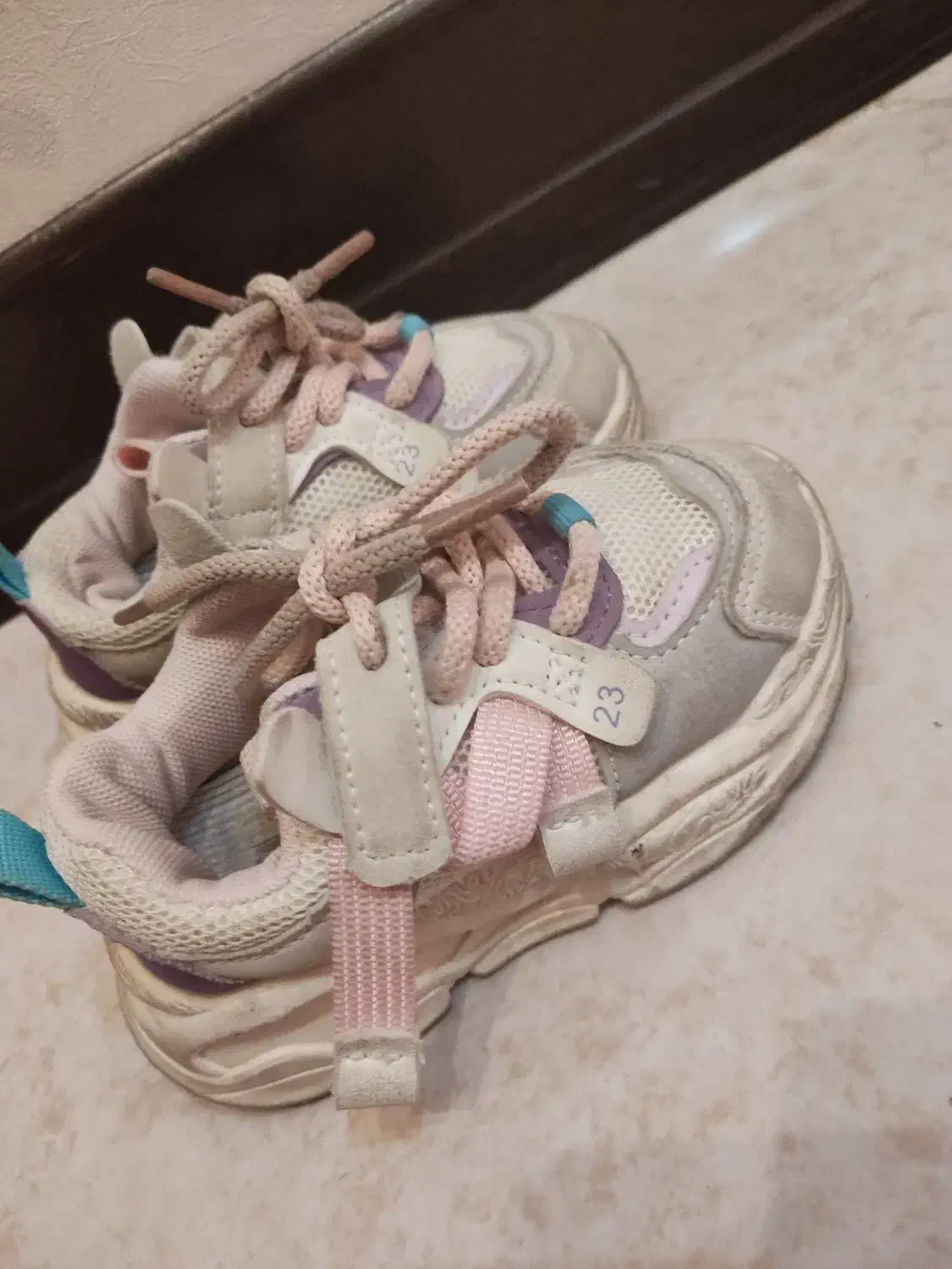 تعدادی وسایل بچه|کفش و لباس بچه|شیراز, زرهی|دیوار