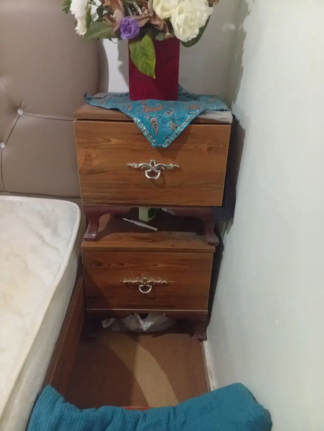 تحت دو نفره و پاتختی و دراور و آینه و چوب زیر|تخت و سرویس خواب|کرج, کرج نو|دیوار