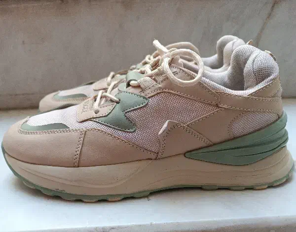 کفش|کیف، کفش، کمربند|قم, هفت تیر|دیوار