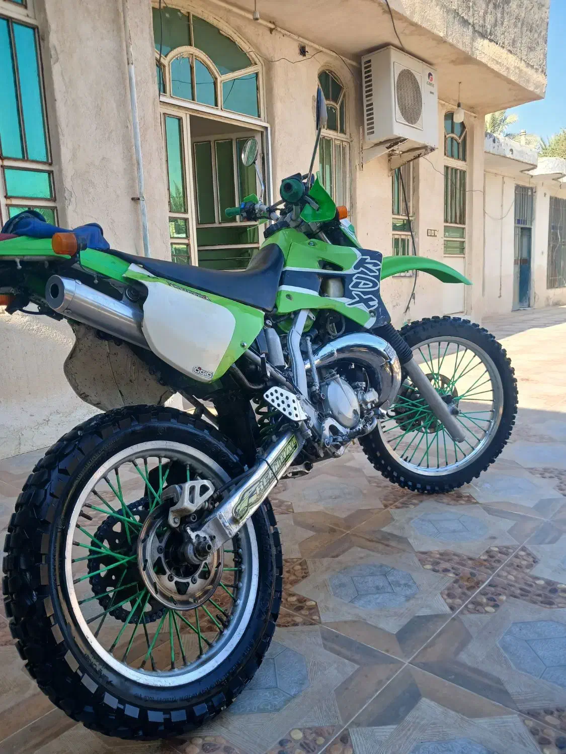 کادکس۲۲۰ سی ار ام دی تی کاوازاکی|موتورسیکلت|جره و بالاده, |دیوار