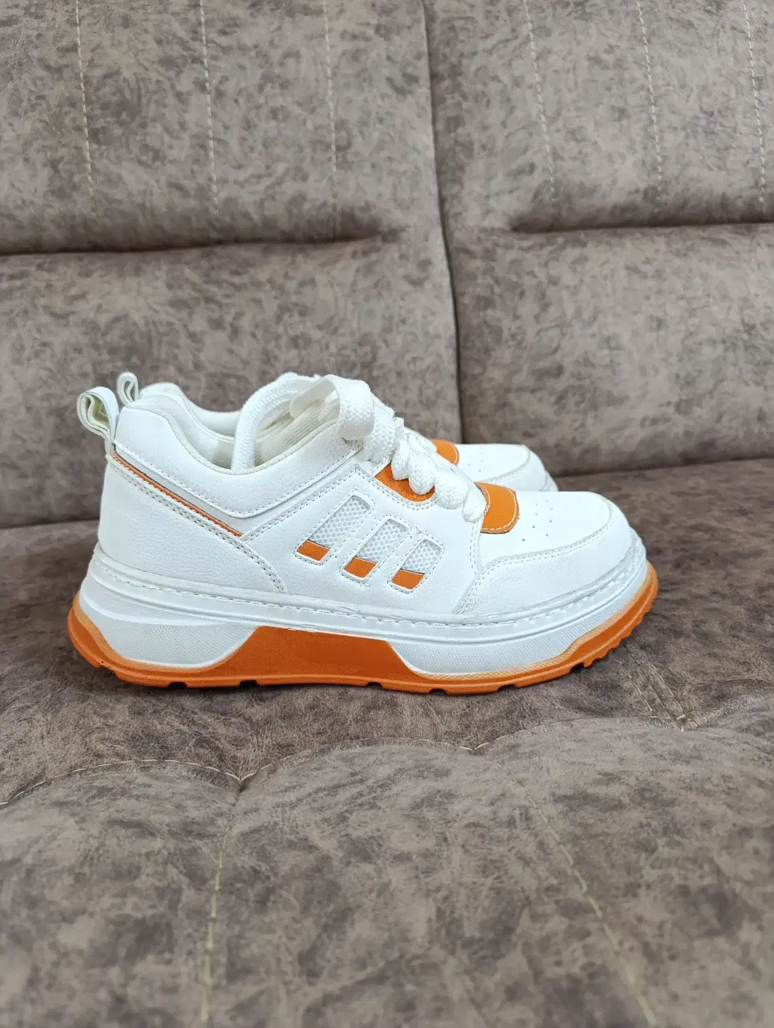 کتونی|کیف، کفش، کمربند|قم, هفت تیر|دیوار