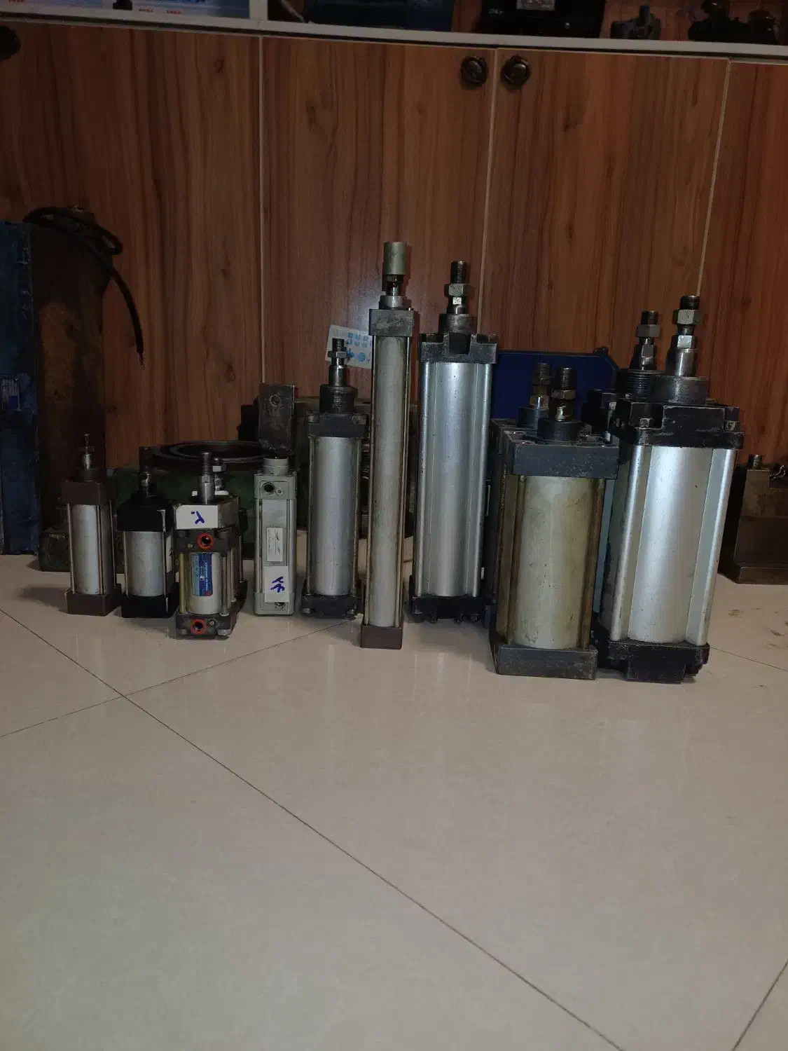 تعدادی جک پنوماتیک|ماشین‌آلات صنعتی|پاکدشت, خاتون آباد|دیوار