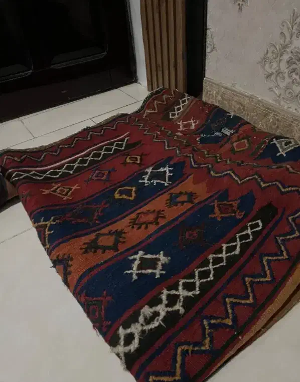 گلیم مَفرش (فَرمَش) قدیمی دونه ای شش میلیون|گلیم، جاجیم، گبه|تبریز, |دیوار