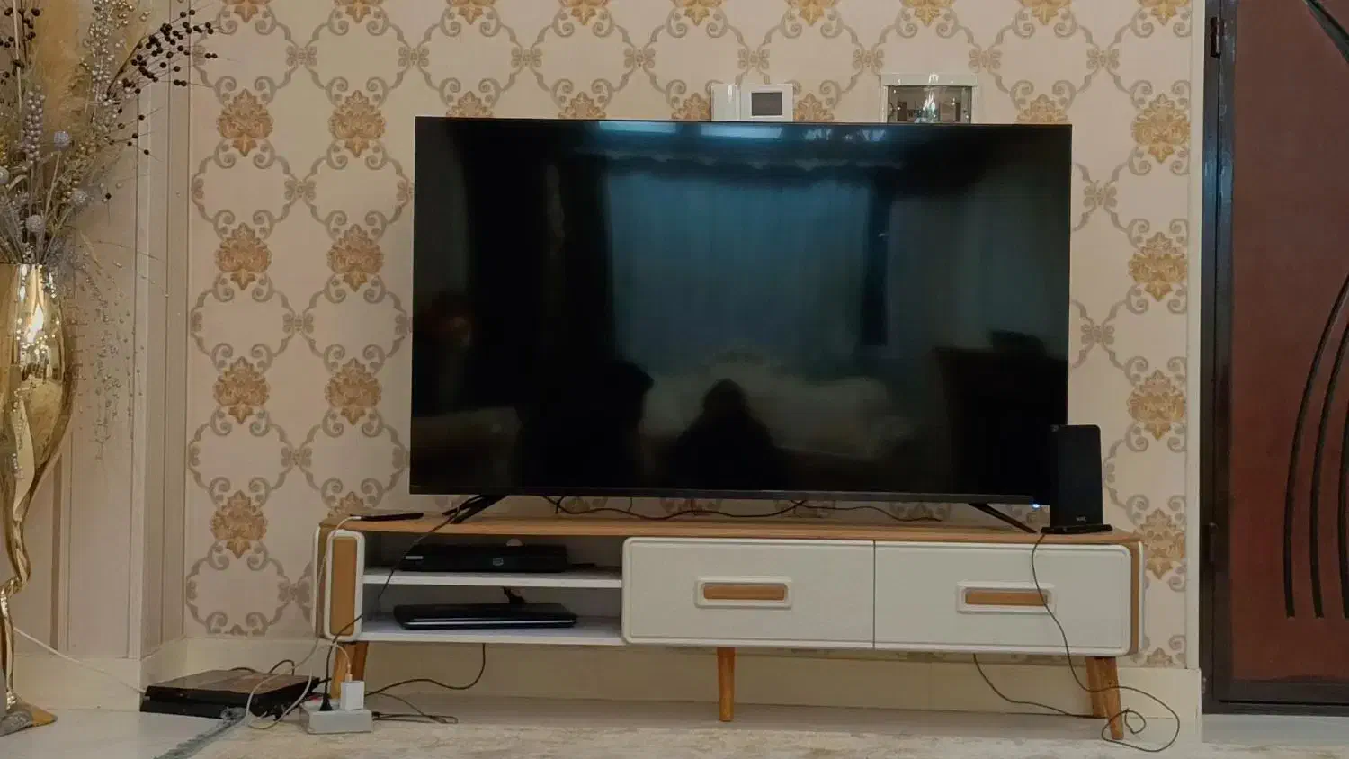 تلوزیون|تلویزیون و پروژکتور|اندیشه, اندیشه فاز ۲|دیوار