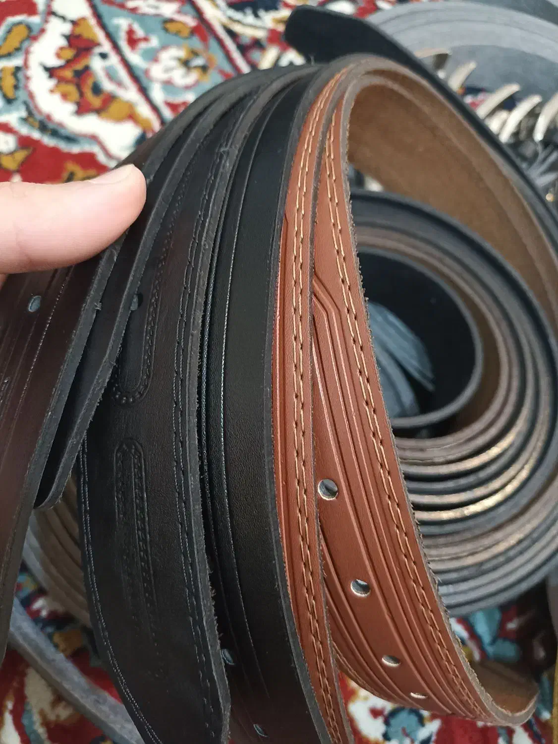 تعداد زیادی کمربند|کیف، کفش، کمربند|رشت, پل تالشان|دیوار