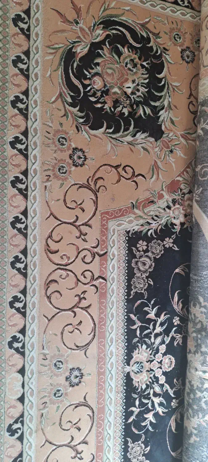 دو تخته فرش ماشینی و دو جفت پشتی زمینه مشکی|فرش|قم, منبع آب|دیوار