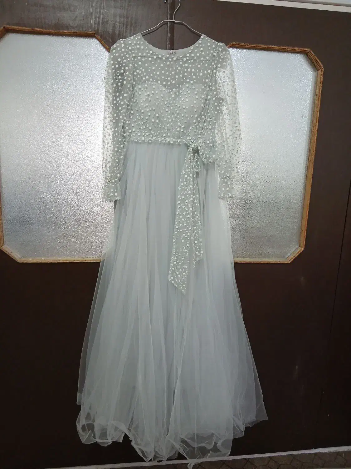 لباس مجلسی|لباس|اقبالیه, |دیوار